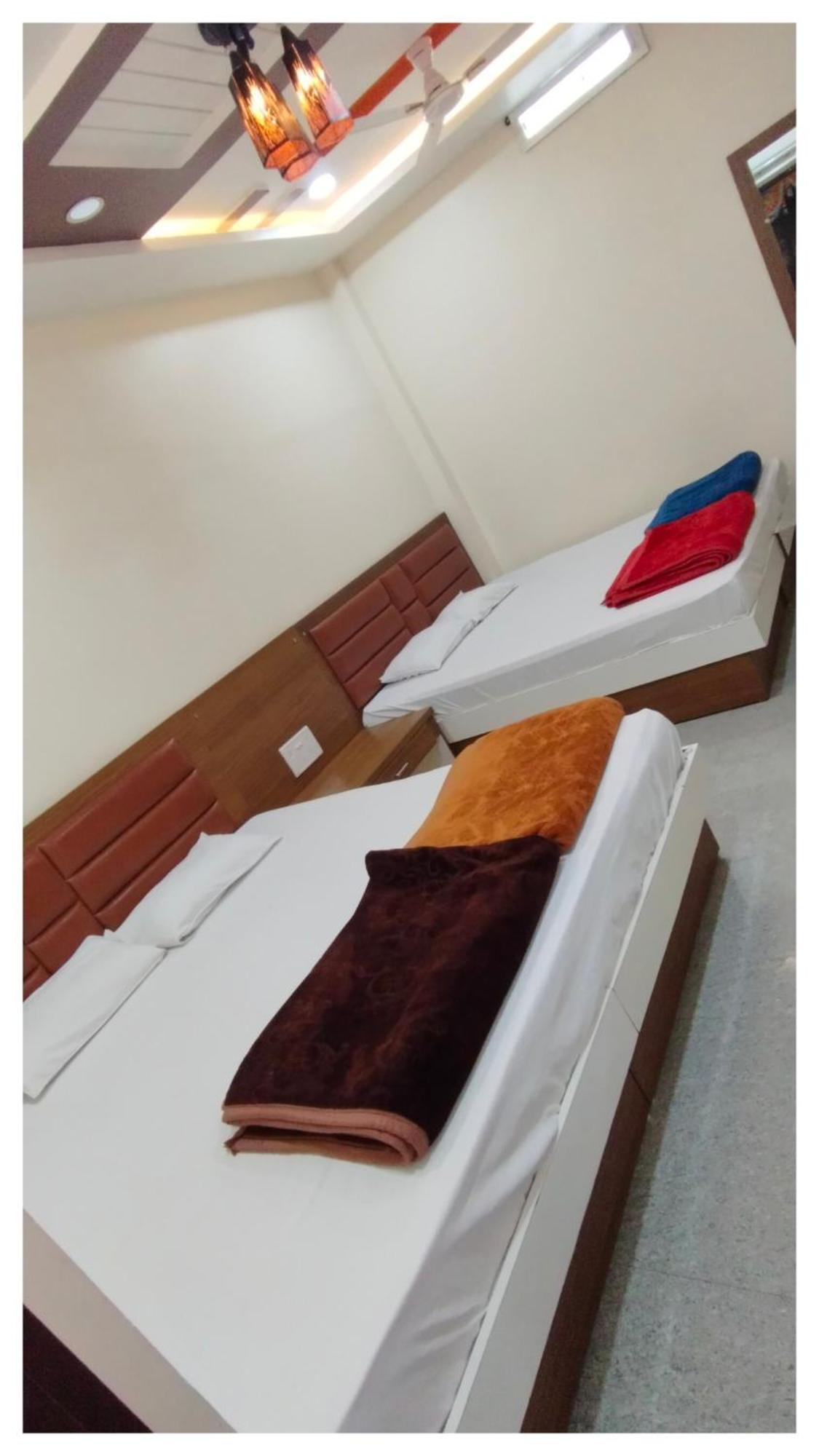 Shree Trilokeshwar Guesthouse Ujjain Bagian luar foto
